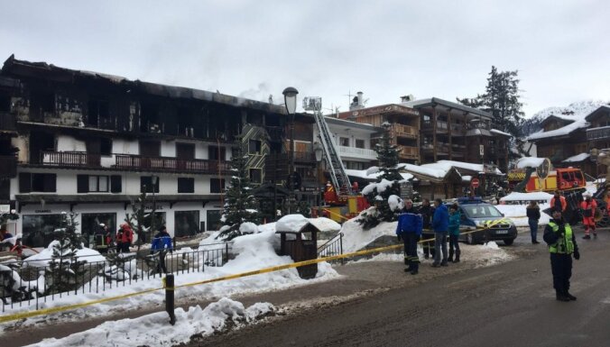 Ugunsgrēkā Francijas Alpos gājuši bojā divi cilvēki; 22 ievainoti