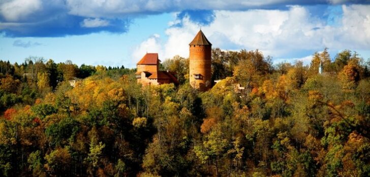 http://g2.delphi.lv/images/pix/728x350/2vu39LBxqyw/sigulda-rudens-43726372.jpg