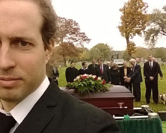 Kad pazūd pēdējās cieņas paliekas, cilvēki sāk uzņemt selfijus bērēs