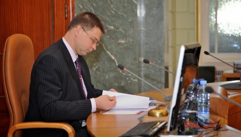 Dombrovskis sliecas atbalstīt obligātās veselības apdrošināšanas ieviešanu