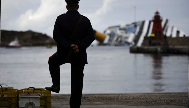 ‘Costa Concordia’ avārijas vieta kļuvusi par iecienītu tūristu galamērķi