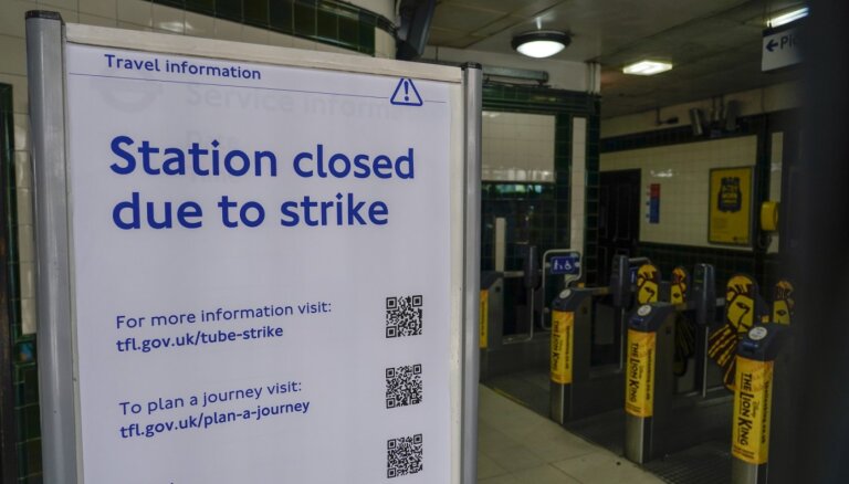 В Британии "парализована" половина железнодорожной сети: тысячи сотрудников отрасли проводят забастовку