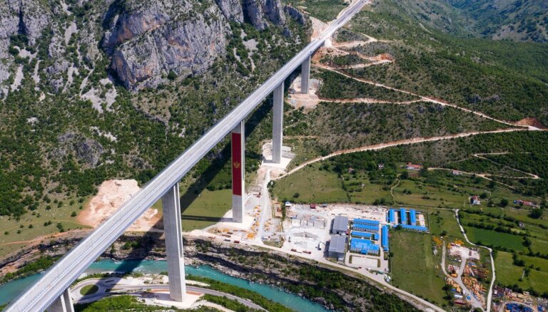 Par Melnkalni parādos iedzinušo Ķīnas būvēto lielceļu ievērojami pārmaksāts