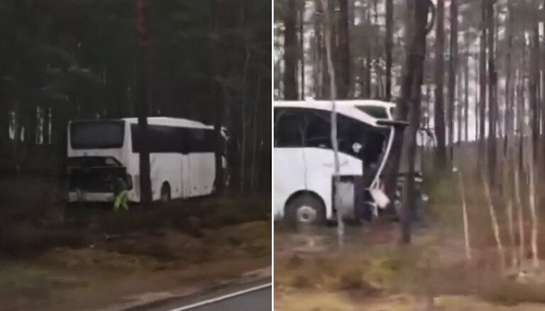 ВИДЕО. В Лапмежциемсе автобус врезался в деревья; двое пострадавших