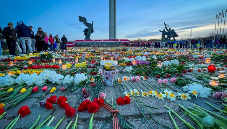 Работники Rīgas meži получают угрозы после уборки цветов у памятника в парке Победы
