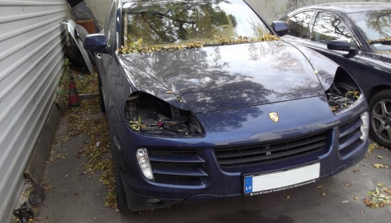 В Риге задержан вор, укравший фары с Porsche Cayenne