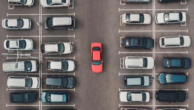 В предпраздничное время водителей призывают быть особенно внимательными на парковках возле магазинов