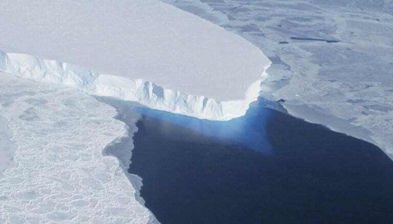 Антарктика тает: NASA опубликовало фото беспрецедентного таяния ледяной шапки острова Игл