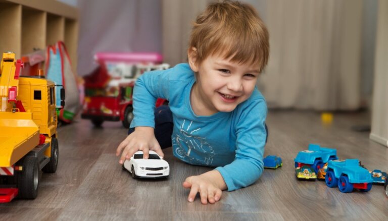 Psiholoģe skaidro, kādēļ zēniem tik ļoti patīk rotaļu automašīnas