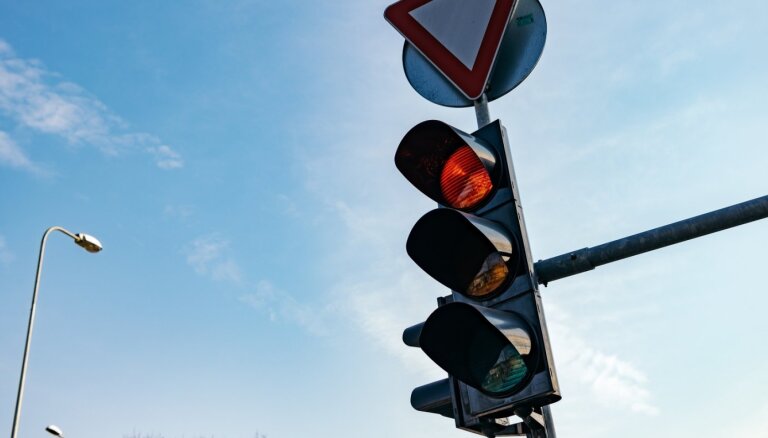 В Латвии заработает первый "умный" светофор: он будет передавать данные о нарушениях для выписывания штрафов