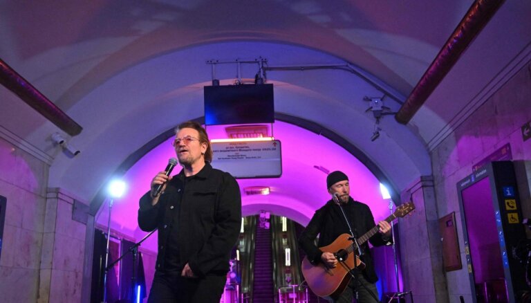 U2 līderis Bono Kijivā sniedzis koncertu metro stacijā