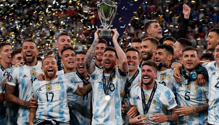 Argentīnas futbolisti pārliecinoši pieveic Itāliju unikālajā 'Finalissima' spēlē