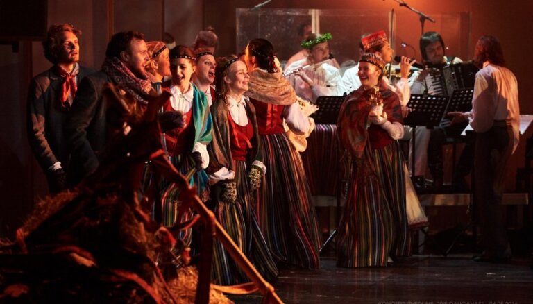 Koris 'Aura' Ziemas saulgriežos aicina uz koncertuzvedumu 'Baltie Ziemassvētki'