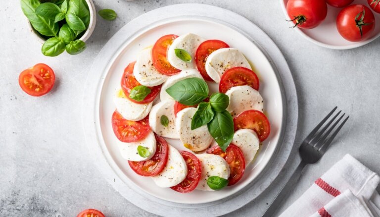 Вкус Италии: как приготовить салат Капрезе — классический и не только