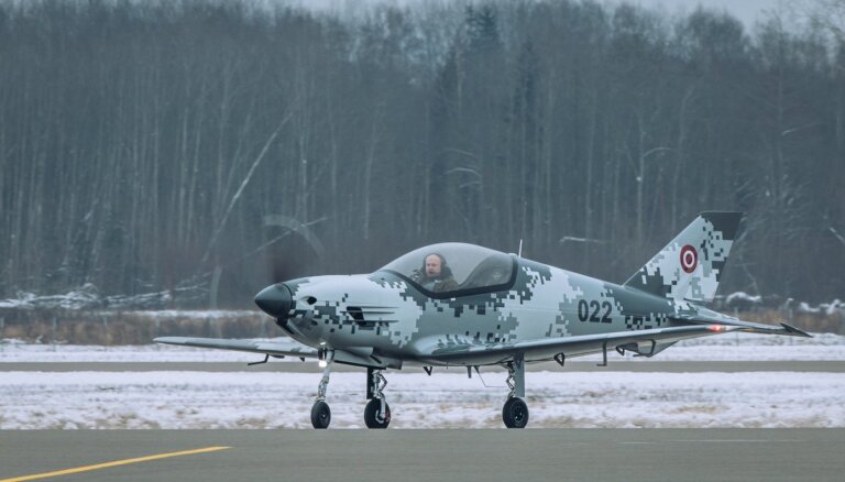 Foto: Gaisa spēki saņēmuši divus Latvijā ražotus lidaparātus