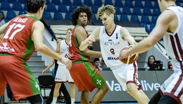 Latvijas U-18 basketbolisti izlaiž no rokām uzvaru Eiropas čempionāta B divīzijas mačā