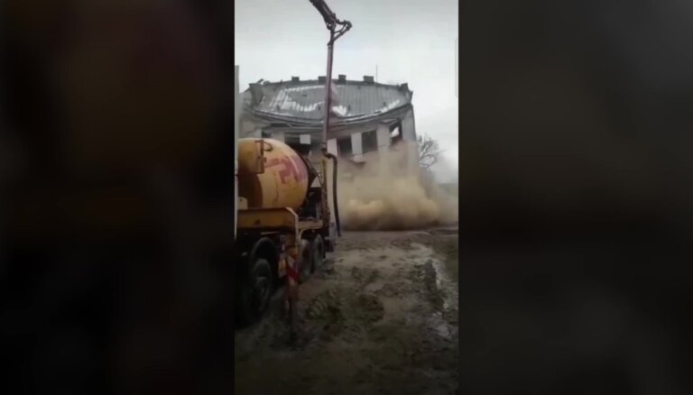 Video kadros fiksēts kā sabrūk ēka Satekles ielā