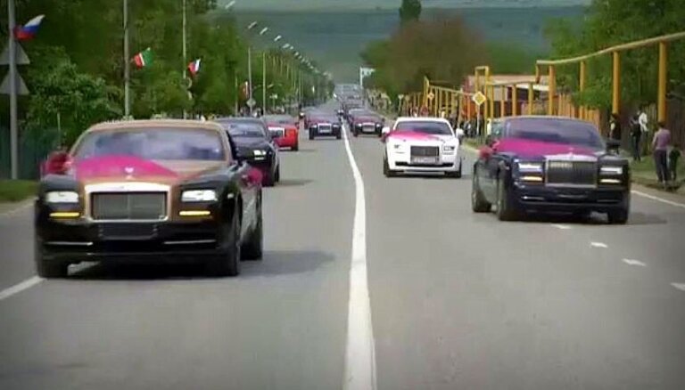 Nepārredzama 'Mercedes' svīta un 200 zirgu sacīkstes – Kadirovu klans rīko kāzas