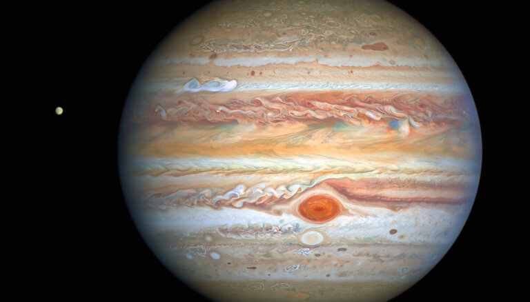 Astronomi atšķetina mīklu, kāpēc Jupiteram nav tik krāšņu gredzenu kā Saturnam
