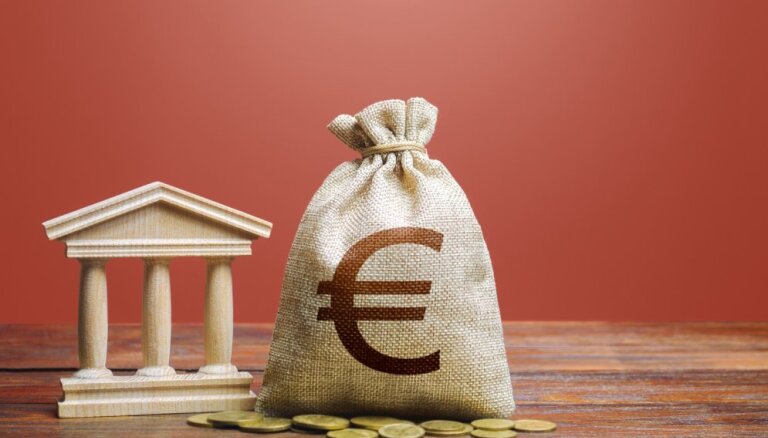 Pār Eiropu savelkas valstu pieaugošo parādu mākoņi