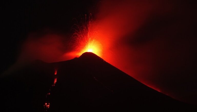 Крупнейший в мире вулкан Мауна-Лоа начал извергаться на Гавайях