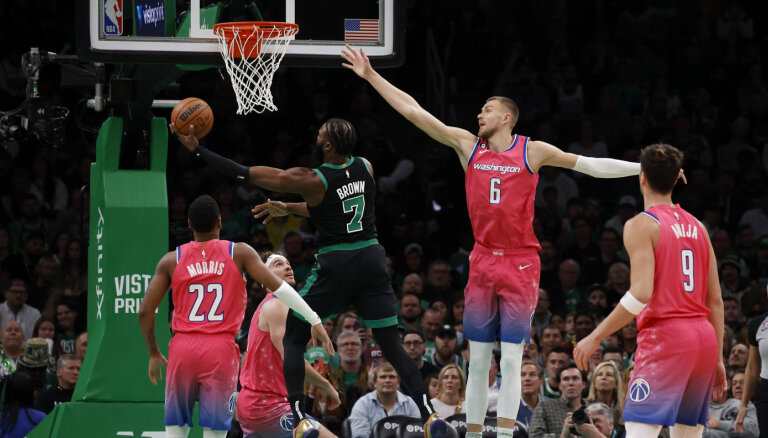 Porziņģim laba metienu precizitāte zaudējumā pret 'Celtics'