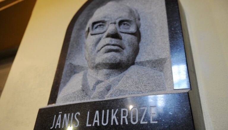 Fotoreportāža: ar piemiņas zīmi piemin noslepkavoto tiesnesi Laukrozi