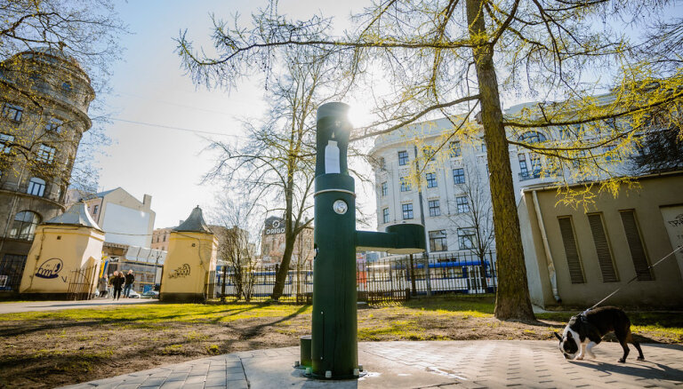 В парках Риги установлены шесть кранов с питьевой водой — и для людей, и для собак