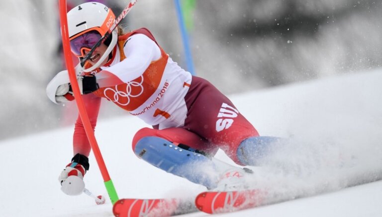 Šveiciete Mišela Gizina papildina ģimenes olimpisko zelta medaļu kolekciju ar uzvaru Alpu kombinācijā