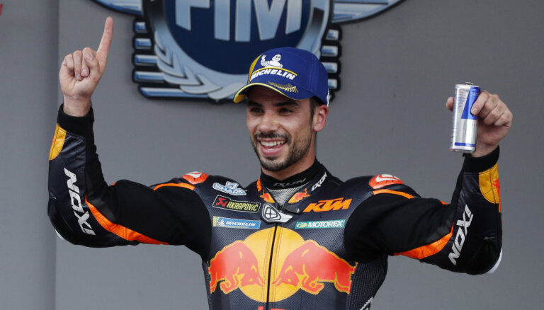 Oliveira uzvar lietus ietekmētā 'MotoGP' posmā