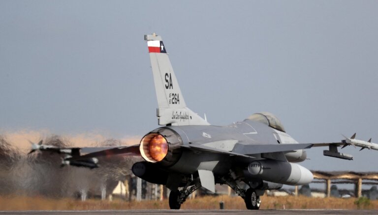 Pentagonā pieaug atbalsts iznīcinātāju F-16 piegādei Ukrainai, ziņo 'Politico'