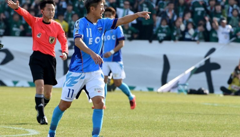 Самым возрастным профессиональным футболистом мира стал японский нападающий