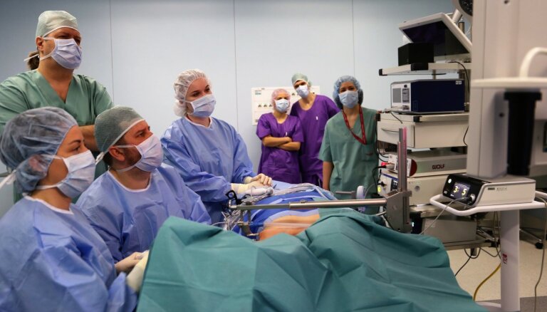 Без шрамов. Латвийские хирурги впервые провели эндоскопическую операцию на щитовидной железе