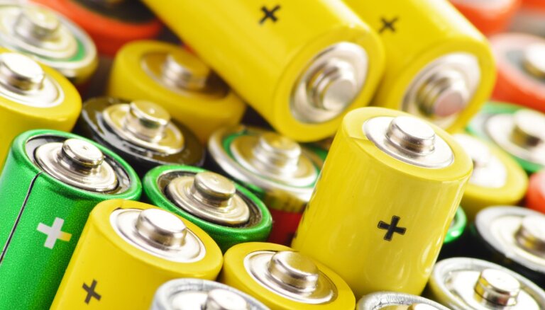 Video: baterija – maza, taču bīstama vēl ilgi pēc izlietošanas