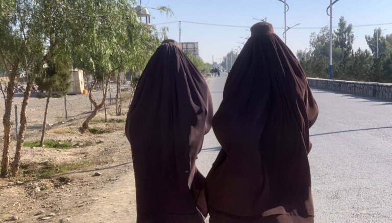 Насилие над женщинами при талибах усугубляет гуманитарный кризис Афганистане