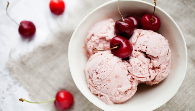 Ķiršu saldējums no divām sastāvdaļām – vēl vienkāršāk nav iespējams!