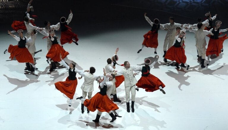 Foto: Latvijas stāsts dejā – ieskats multimediālajā lielizrādē 'Abas malas'