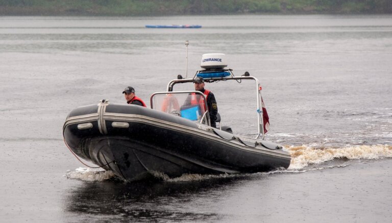 Foto: Rīgā atklāj peldsezonu – Vecāķos drons uzraudzīs drošību