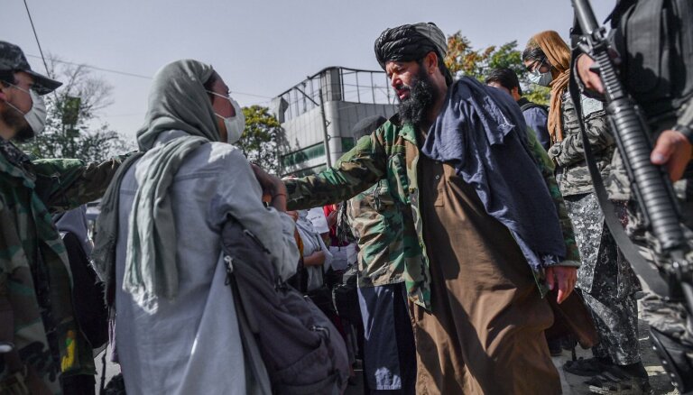 Талибы выставили патрули на входе в университеты и не пропускают женщин. Теперь им запрещено там учиться