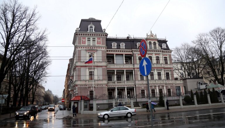 У посольства России в Латвии будет три месяца на то, чтобы заменить табличку с названием улицы