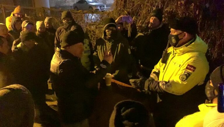 Protestētāju domstarpības ar policiju Gobzema akcijā 'Rododendrs'