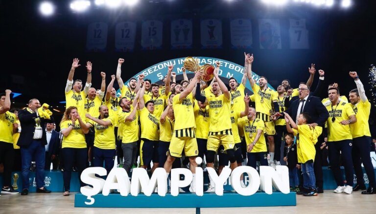 'Fenerbahce' basketbolisti negaidīti apspēlē Eirolīgas čempionus un atgūst Turcijas titulu