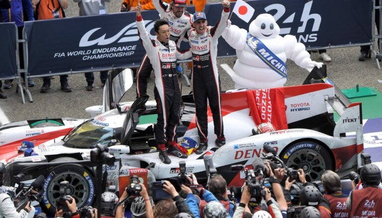 Пилот "Формулы-1" Фернандо Алонсо выиграл гонку на выносливость "24 часа Ле-Мана"