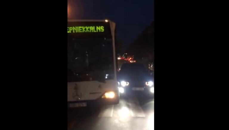 Video: Satiksmes autobuss Rīgā 'apbižo' vieglo