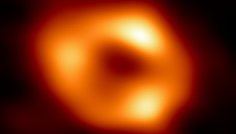 Vēsturisks brīdis – uzņemts attēls ar supermasīvo melno caurumu mūsu galaktikas centrā
