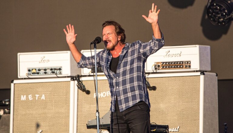 'Pearl Jam' solists Edijs Veders pazaudējis balsi