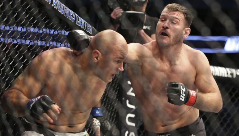 ВИДЕО: Чемпион UFC в тяжелом весе защитил пояс нокаутом