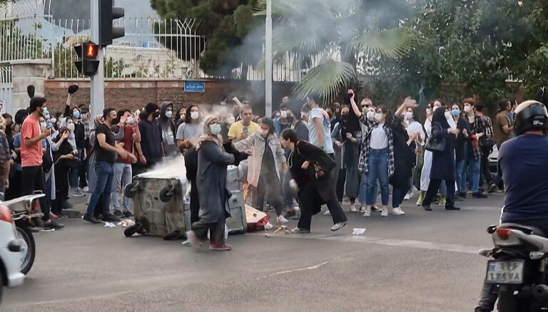 "Священникам пора убираться!" К массовым протестам в Иране присоединились школьницы