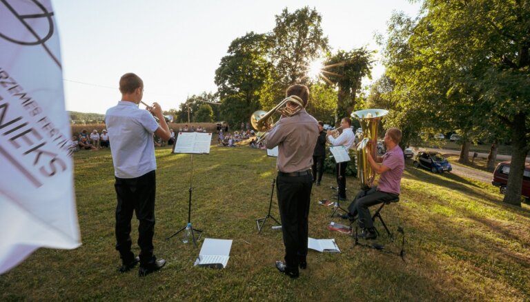 Foto: Vasarīgi koncerti Dienvidkurzemē – turpinās festivāls 'Rimbenieks'