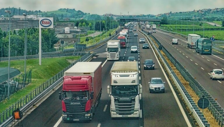 Lietuvas autopārvadātāju asociācija: transporta uzņēmumi meklē iespējas pārcelt biznesu uz Latviju